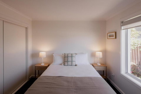 Modern Refurbished Unit In Charming Bellerive - Hotel QLD 3
