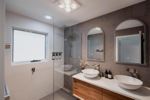 Modern Refurbished Unit In Charming Bellerive - Hotel QLD 1
