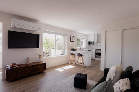 Modern Refurbished Unit In Charming Bellerive - Hotel QLD 2