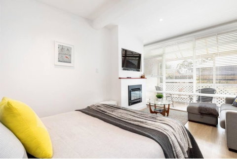 Modern Stylish Self-contained Studio Apartment - Hotel QLD 2