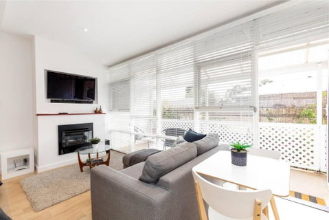 Modern Stylish Self-contained Studio Apartment - Hotel QLD 1
