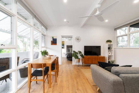 Modern Stylish Self-contained Apartment - Hotel QLD 1