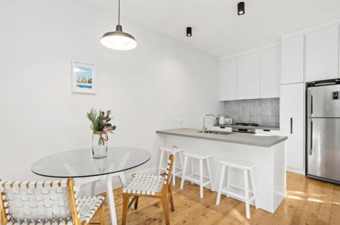 NEWLY RENOVATED LARGE 3.5 BDRM HOUSE! BEST OF MELB - Hotel QLD 2