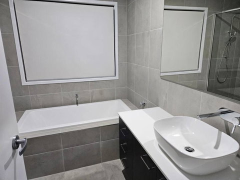 O Stylish 4 Room Oasis With 65 TV - Hotel QLD 1