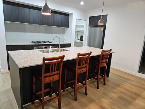 O Stylish 4 Room Oasis With 65 TV - Hotel QLD 2