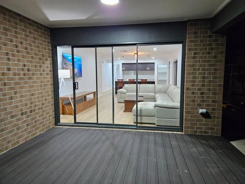 O Stylish 4 Room Oasis With 65 TV - Hotel QLD 3