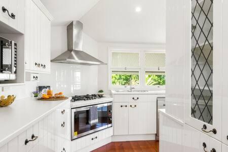 Pet Friendly Family Home In Brisbane - Relocations And Family Stays - Fast Internet - Parking - Netflix - Hotel QLD 3