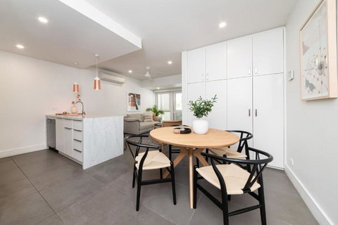 Piccolo By The Beach - Hotel QLD 1