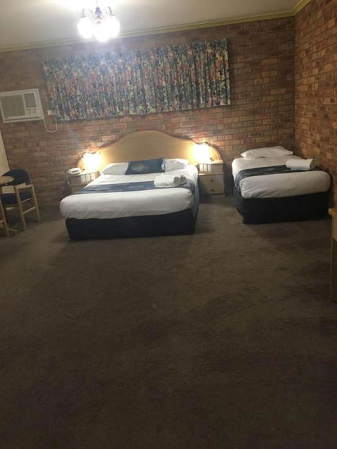 Pines Country Club Motor Inn - Hotel QLD 3