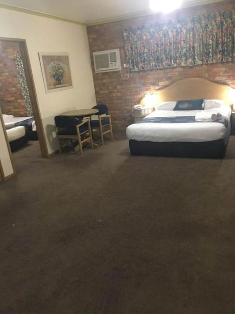 Pines Country Club Motor Inn - Hotel QLD 2