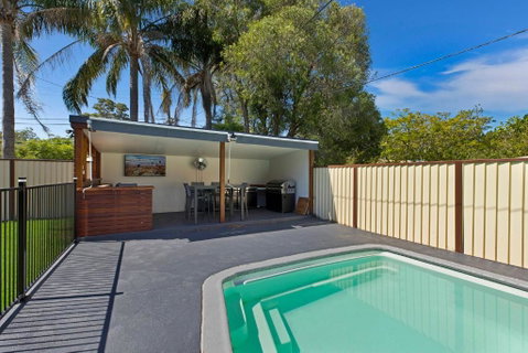 Poolside At Costa - Hotel QLD 1