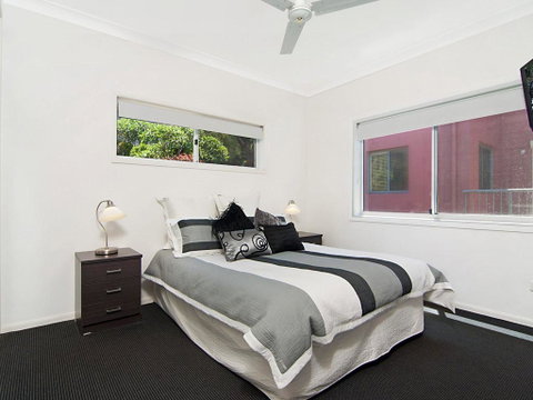 Avalon 3 - Views To Die For - Across The Road From Convent Beach - Hotel QLD 1