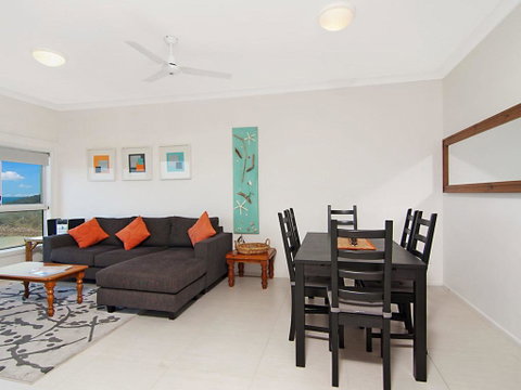 Avalon 3 - Views To Die For - Across The Road From Convent Beach - Hotel QLD 3