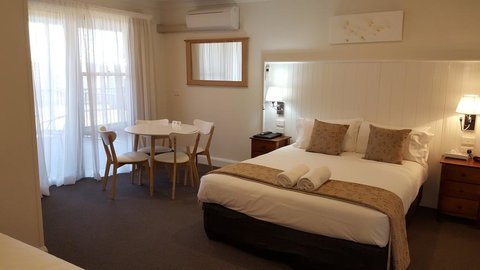 Bathurst Gold Panner - Hotel QLD 0