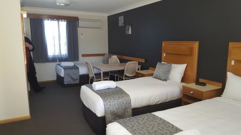 Bathurst Gold Panner - Hotel QLD 2