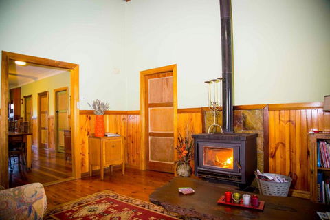 Red Tractor Retreat - Hotel QLD 1