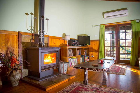 Red Tractor Retreat - Hotel QLD 3