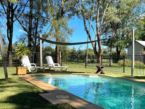 Red Tractor Retreat - Hotel QLD 2