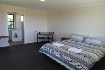 Redgate Country Cottages with Hotel QLD