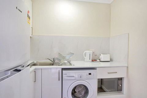 Renovated Stylish Studio - Hotel QLD 3