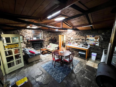 Rustic Miners Cabin - Hotel QLD 1