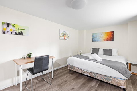 Spacious King Studio Room - Nearby Station & Shops - Located At Carramar - Hotel QLD 3