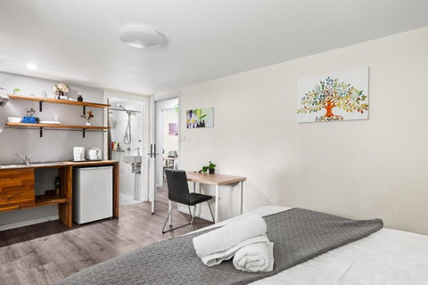 Spacious King Studio Room - Nearby Station & Shops - Located At Carramar - Hotel QLD 1