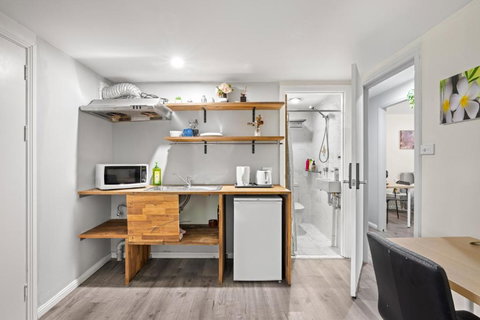 Spacious King Studio Room - Nearby Station & Shops - Located At Carramar - Hotel QLD 2