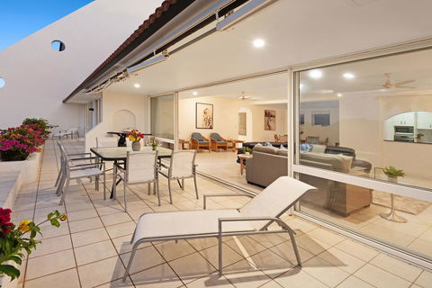 Bella Azure Two Bedroom Two Bathroom Spacious Ocean-view Apartment With Golf Buggy - Hotel QLD 2