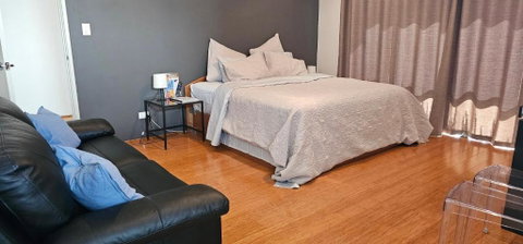 Private King Bed Guest Suite - Hotel QLD 0