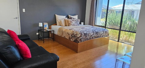 Private King Bed Guest Suite - Hotel QLD 2